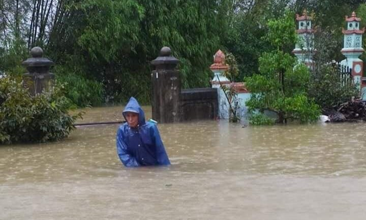 Ảnh: Nhói lòng cảnh sinh hoạt của dân miền Trung khi nước lũ nhấn chìm nhà cửa