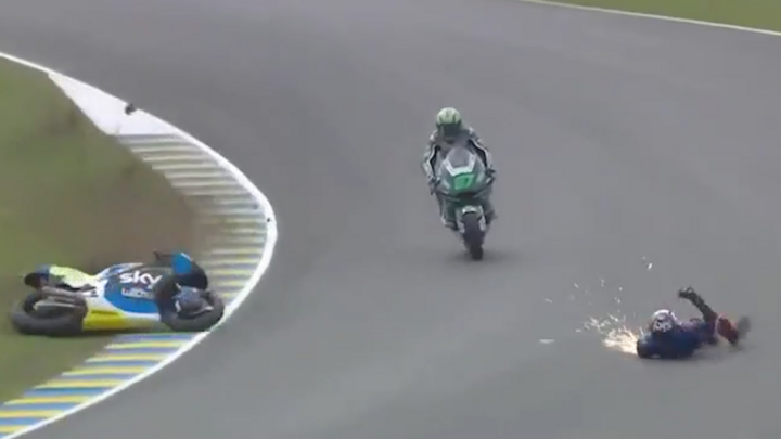 Clip: Mất lái, VĐV bật tung lên không trung, xe tóe lửa khi rơi xuống mặt đất