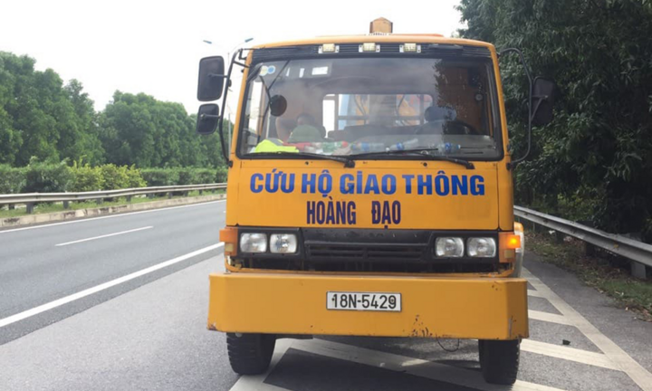 Tạm giữ xe cứu hộ chạy ngược chiều trên cao tốc Pháp Vân-Cầu Giẽ