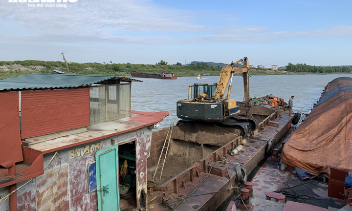 Bắc Giang: Bắt nhóm đối tượng lạm dụng chiếm đoạt 60 tấn than cám trên sông