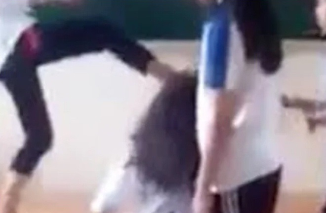 Đình chỉ học 3 nữ sinh đánh bạn, tung clip lên Facebook ở Cà Mau