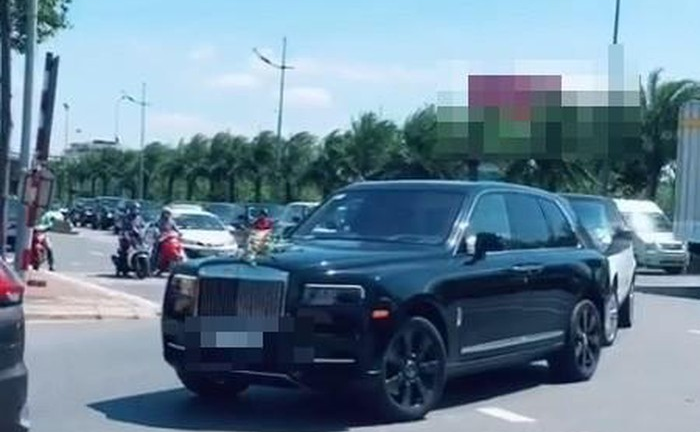 Nhà trai dẫn đoàn siêu xe trăm tỷ đến sân bay Nội Bài đón dâu