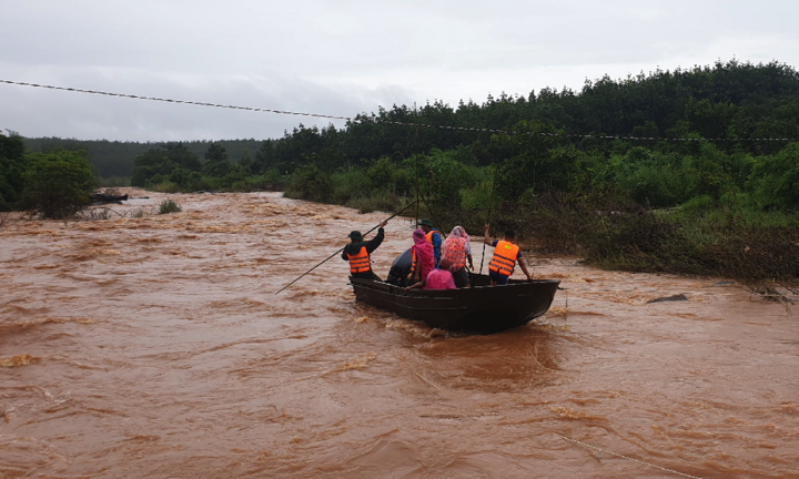 Một phụ nữ bị nước lũ cuốn trôi trên đường đi làm về