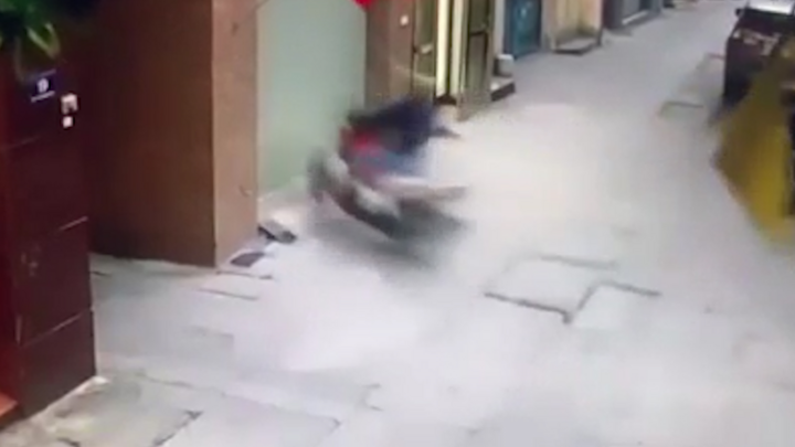 Clip: Người phụ nữ lao như tên bắn vào cửa sắt nhà dân