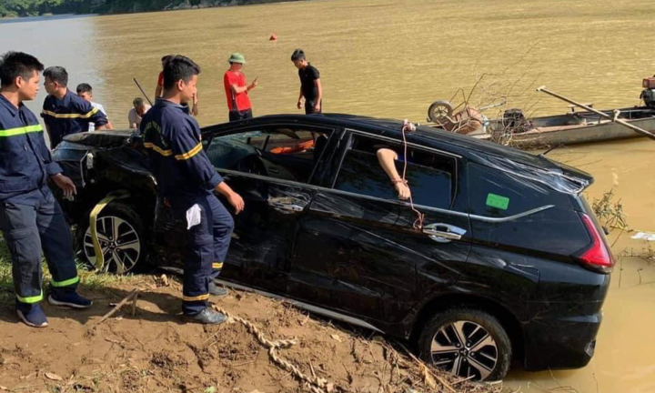 Ô tô lao xuống sông, 3 người chết ngạt trong xe