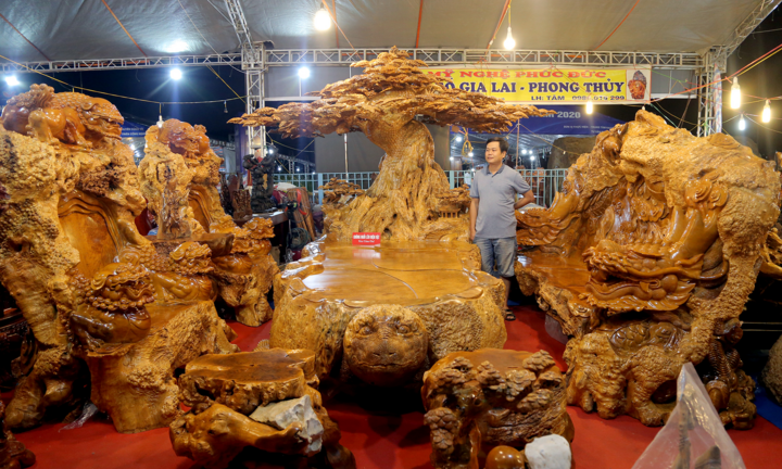 Choáng ngợp nội thất bằng gỗ khổng lồ, giá siêu đắt ở hội chợ Hà Nội