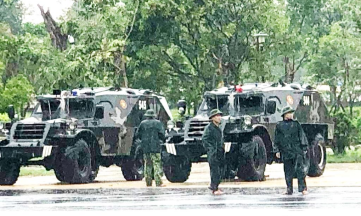 Thừa Thiên-Huế vẫn chìm trong lũ, Bộ Quốc phòng đưa quân, khí tài vào hỗ trợ