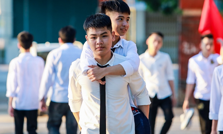 Nam sinh 10 năm cõng bạn tới trường được vinh danh 'Thanh niên sống đẹp'