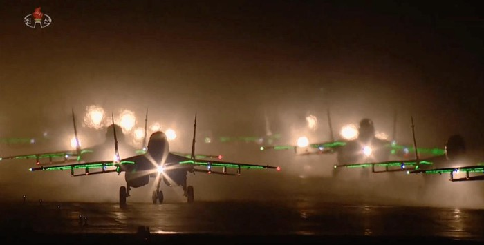 Video: Máy bay Triều Tiên gắn đèn LED duyệt binh lúc rạng sáng ở Bình Nhưỡng