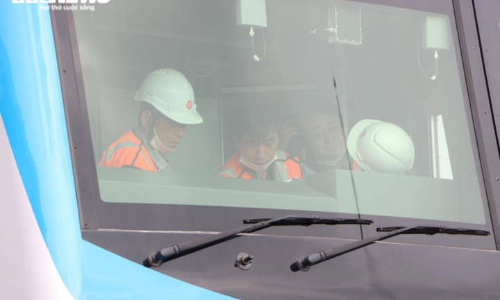 Ảnh: Bí thư và Chủ tịch TP.HCM trải nghiệm tàu Metro số 1