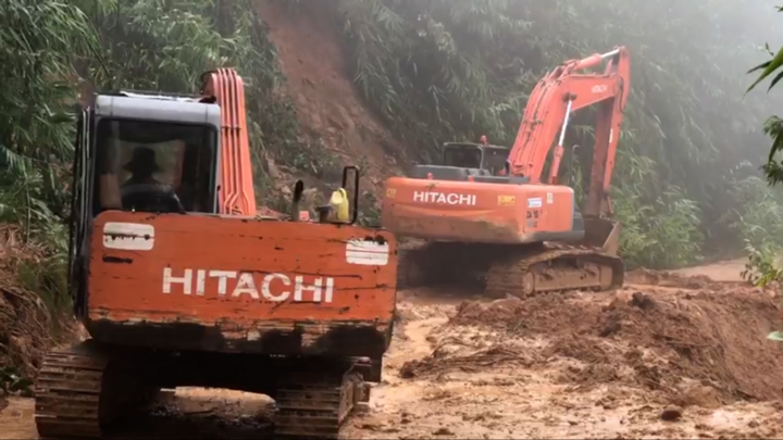 Video: Vất vả thông đường tìm 13 người mất tích khi đi cứu nạn ở Rào Trăng 3