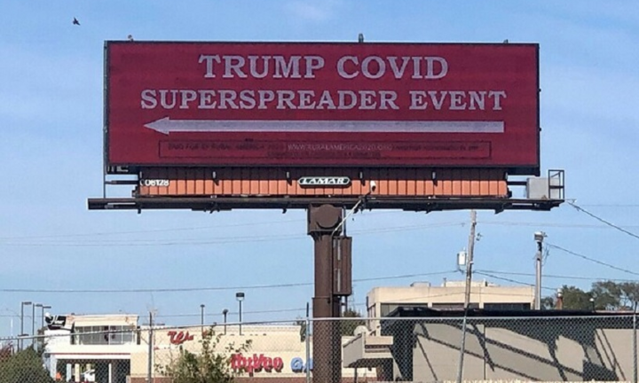 Biển cảnh báo 'sự kiện siêu lây nhiễm' chỉ vào nơi ông Trump vận động tranh cử