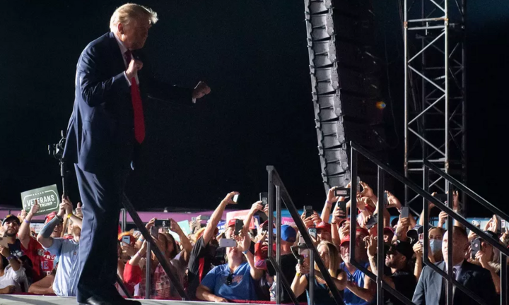 Video: Tổng thống Trump nhún nhảy khi đi vận động tranh cử