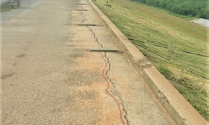 Thân đập ở Thanh Hóa xuất hiện vết nứt dài 173m giữa mùa mưa bão