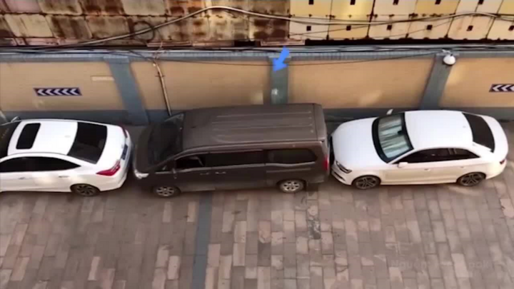 Clip: Bị chặn đầu và đuôi xe, tài xế vẫn rời 'chuồng' đầy thuyết phục