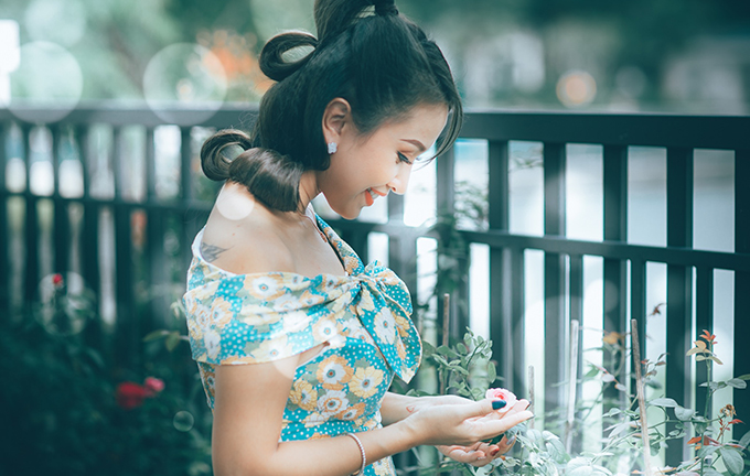 Vân Hugo khoe sắc tại biệt thự chồng tặng