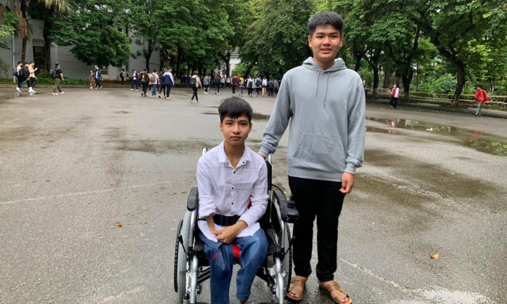 Đôi bạn '10 năm cõng nhau' rạng rỡ tại lễ khai giảng Đại học Bách khoa Hà Nội