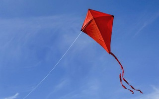 Đi xe máy vướng phải dây diều, người đàn ông gần đứt rời mi mắt, suýt mù