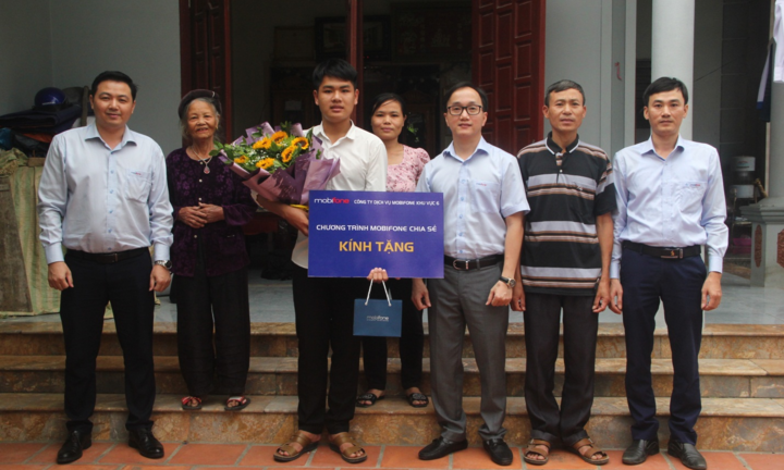 Tiếp sức ước mơ đến giảng đường cho đôi bạn 10 năm cõng nhau đi học