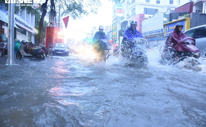 Hải Phòng mưa sầm sập cả ngày, nhấn chìm nhiều tuyến phố