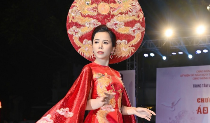 Hoa hậu Oanh Lê diễn vedette tại chương trình 'Thăng Long 1010 năm'