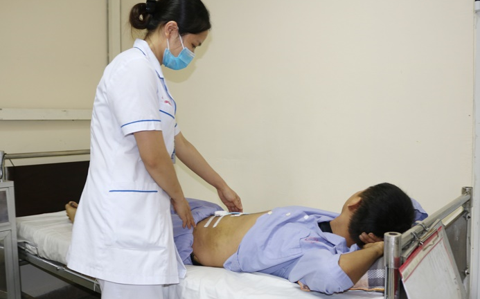 Tập gym sai phương pháp, nam thanh niên đứt cả cơ bụng