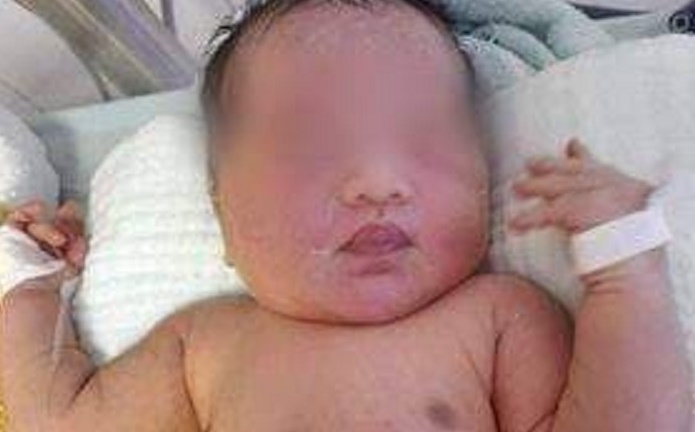 Bé gái còn nguyên dây rốn bị bỏ trong túi xách bên đường