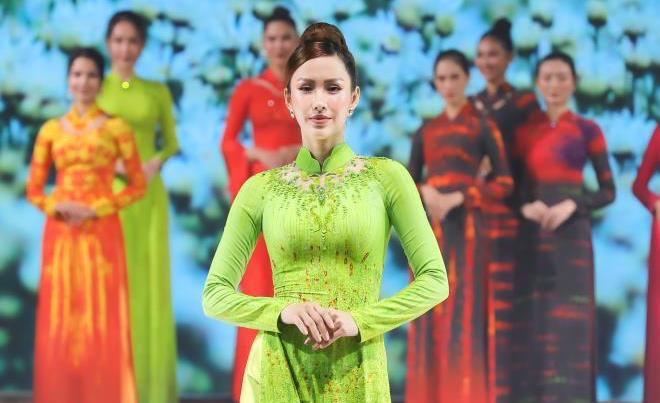 Thiết kế độc đáo bộ sưu tập 'Sắc hoa' gây ấn tượng tại Lễ hội áo dài TP.HCM