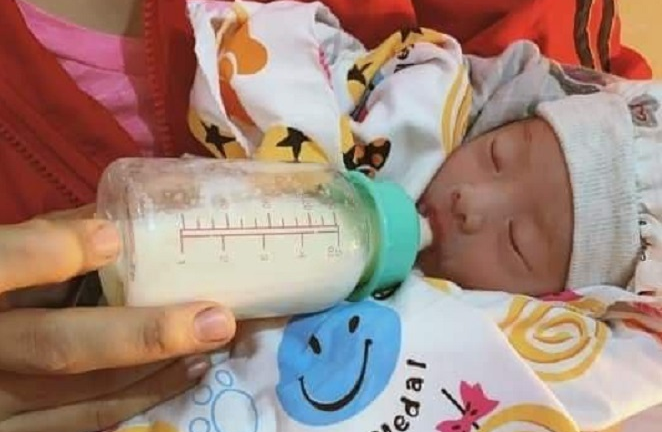 Bé trai sơ sinh còn nguyên dây rốn bị bỏ rơi dưới trời mưa tầm tã