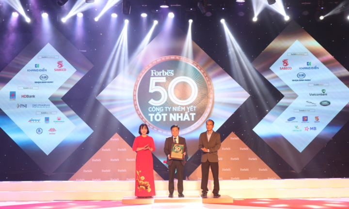 Techcombank lọt top 50 công ty niêm yết tốt nhất Việt Nam