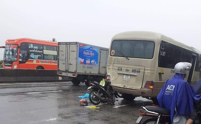 Xe máy tông vào đuôi ô tô, 1 người thiệt mạng