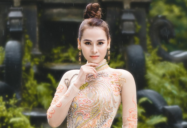 Hoa khôi Thời trang Khánh My đẹp sang trọng với áo dài đính đá