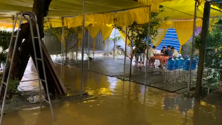 Clip: Đang chuẩn bị tang lễ, nhà Chủ tịch huyện Phong Điền bị lũ tràn vào
