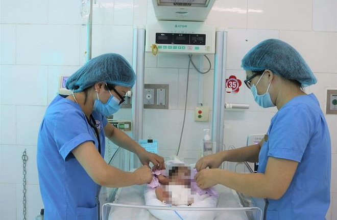 Xét nghiệm ADN, tìm ra mẹ ruột bé gái sơ sinh bị bỏ ở ruộng dưới nắng 40 độ C 