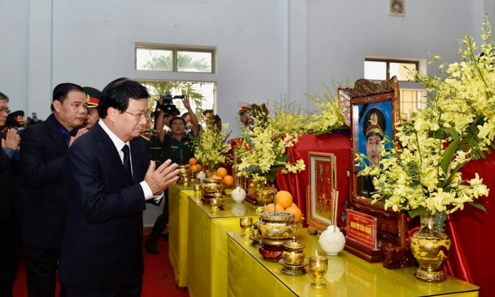 Phó Thủ tướng Trịnh Đình Dũng viếng 13 liệt sĩ hy sinh tại thủy điện Rào Trăng 3