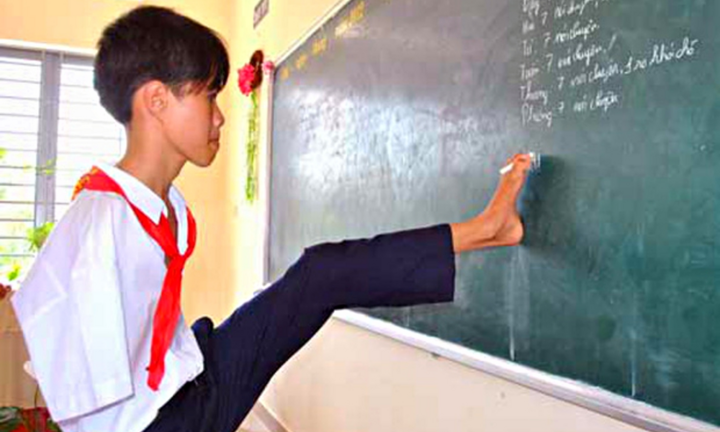 Vượt qua nghịch cảnh, cậu bé không tay trở thành sinh viên đại học