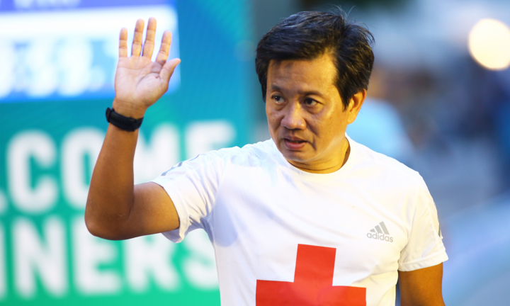 Video: Ông Đoàn Ngọc Hải tiếp tục về đích giải chạy đêm 42km tại Hà Nội