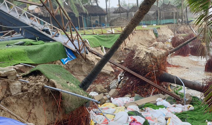 Ảnh: Sóng biển phá tan hoang bờ kè Cửa Đại