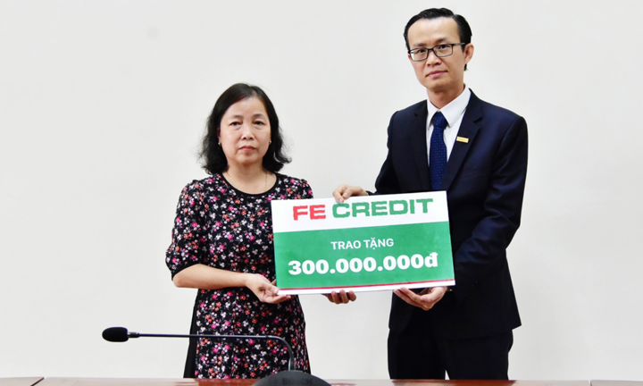 FE Credit trao tặng gia đình liệt sĩ Phạm Văn Hướng 300 triệu đồng