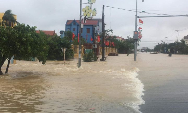 Lũ lên nhanh, dân Quảng Bình lên mạng cầu cứu