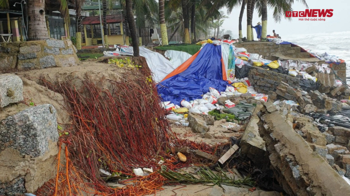 Video: Dừa trơ rễ, bờ kè bằng đá tan hoang ở biển Cửa Đại