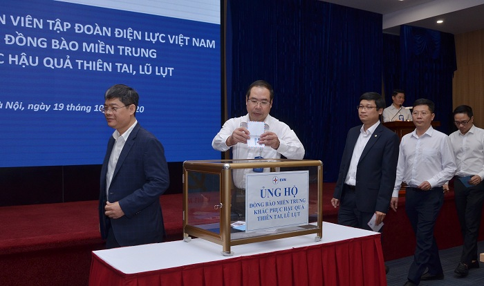 Cán bộ nhân viên EVN ủng hộ miền Trung khắc phục hậu quả thiên tai, lũ lụt