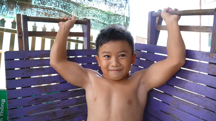 Cậu bé 10 tuổi có thân hình như lực sĩ ở Đồng Nai