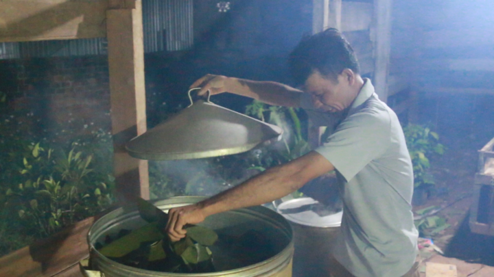 Người dân Đắk Lắk gói bánh tét ủng hộ đồng bào miền Trung