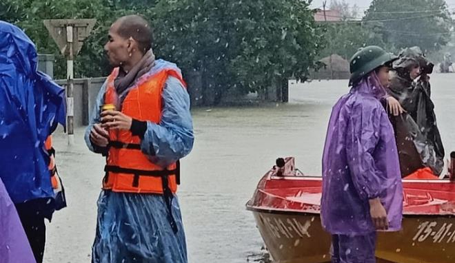 Sư thầy xuống núi lội nước giúp dân vùng lũ Hà Tĩnh