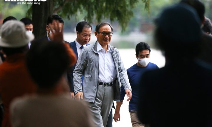 Video: Thủ tướng Nhật Bản đi dạo Hồ Gươm cùng người Hà Nội