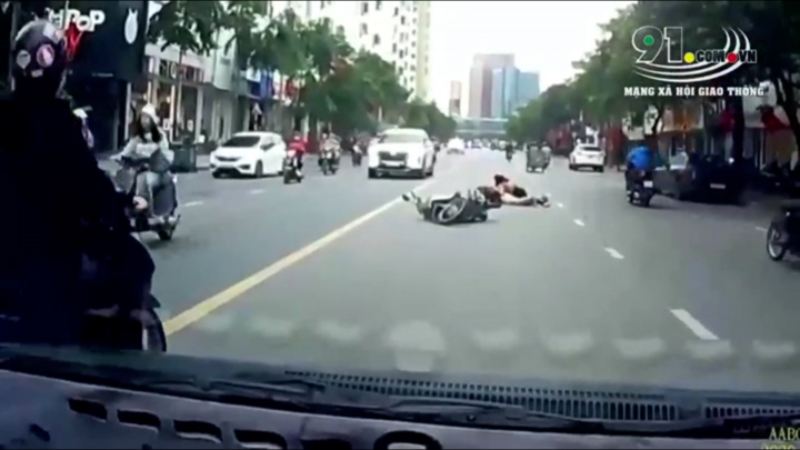 Clip: Xe ba bánh tự chế lạng lách, gây tai nạn rồi bỏ chạy