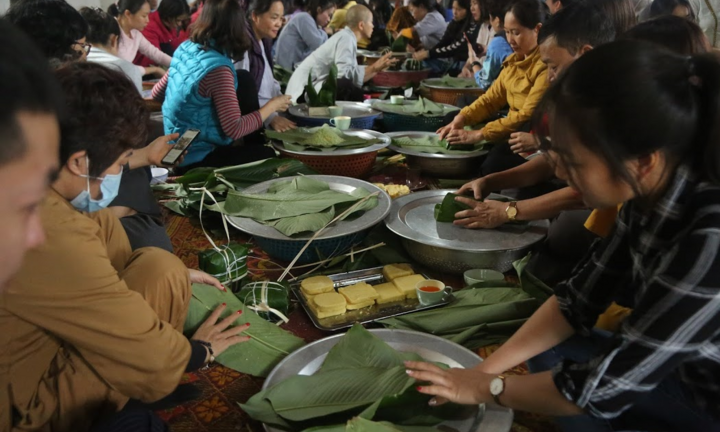 Người Hà Nội xuyên đêm làm bánh chưng ủng hộ đồng bào miền Trung chống lũ