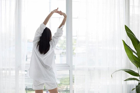 Ngay khi thức dậy buổi sáng, bạn nên thực hiện 5 thói quen này