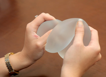 Người phụ nữ bị vỡ túi độn ngực sau 8 tháng phẫu thuật thẩm mỹ